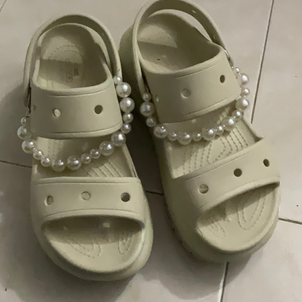 Mega crush crocs creme color